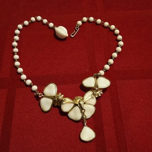 Vintage 1950's Coro poured milk glass half-Camellia pendant with beads - Picture 5 of 7